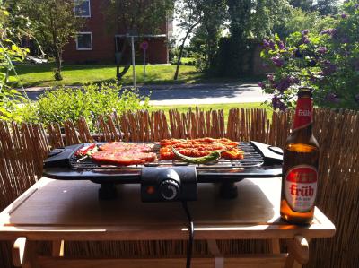 (Elektro)Grill auf dem Balkon mit einem feinen Kölsch